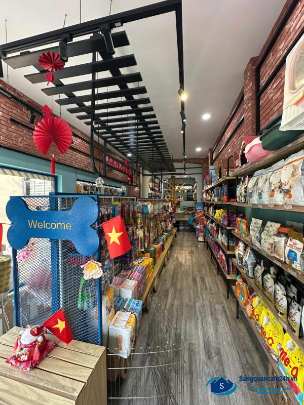 Sang cửa hàng thú nuôi