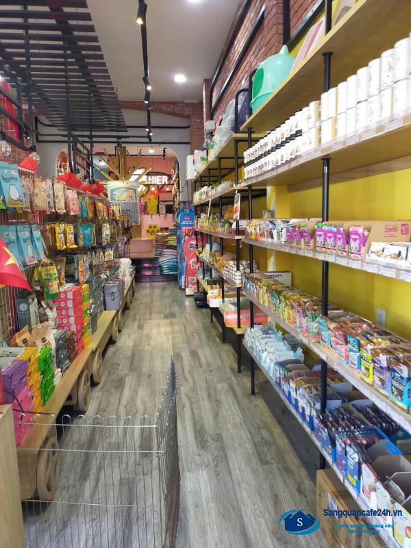 Sang cửa hàng thú nuôi