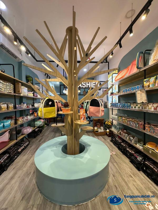 Sang cửa hàng thú nuôi