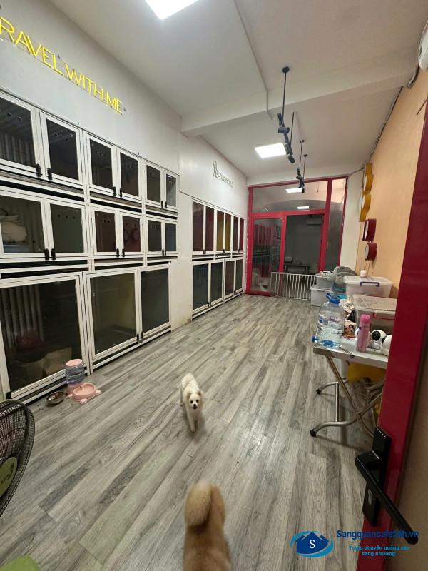 Sang cửa hàng thú nuôi