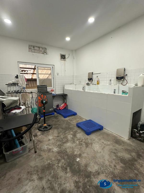 Sang cửa hàng thú nuôi