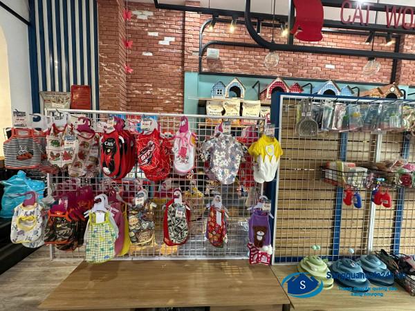 Sang cửa hàng thú nuôi