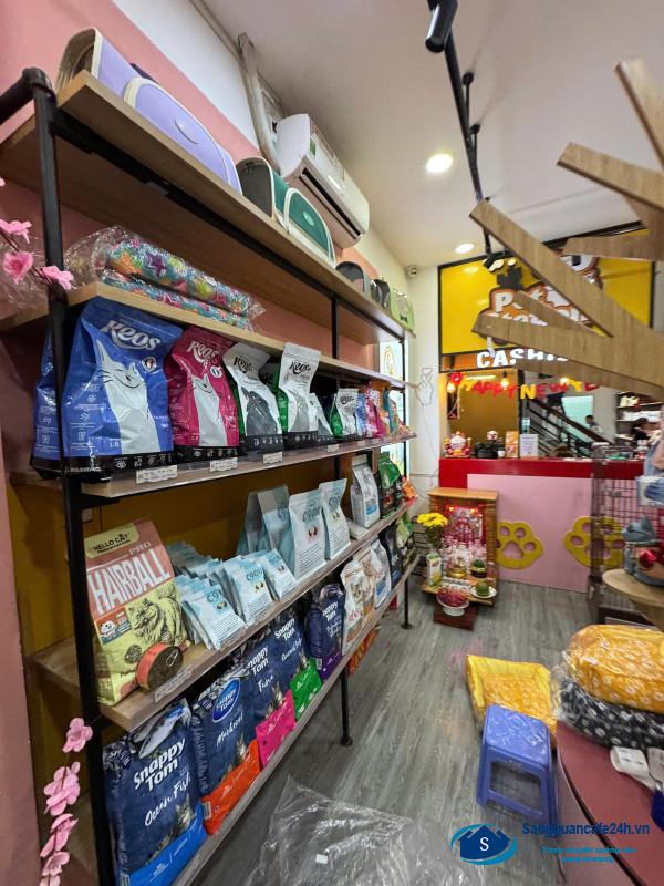 Sang cửa hàng thú nuôi