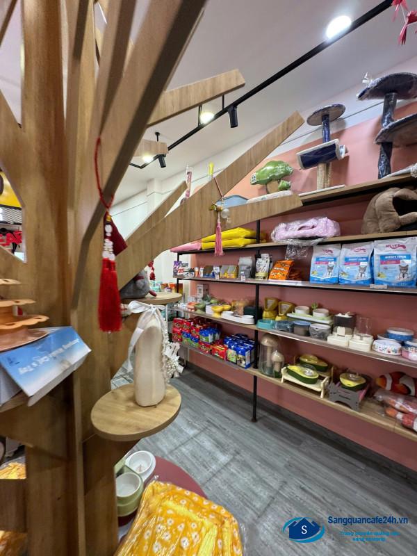 Sang cửa hàng thú nuôi