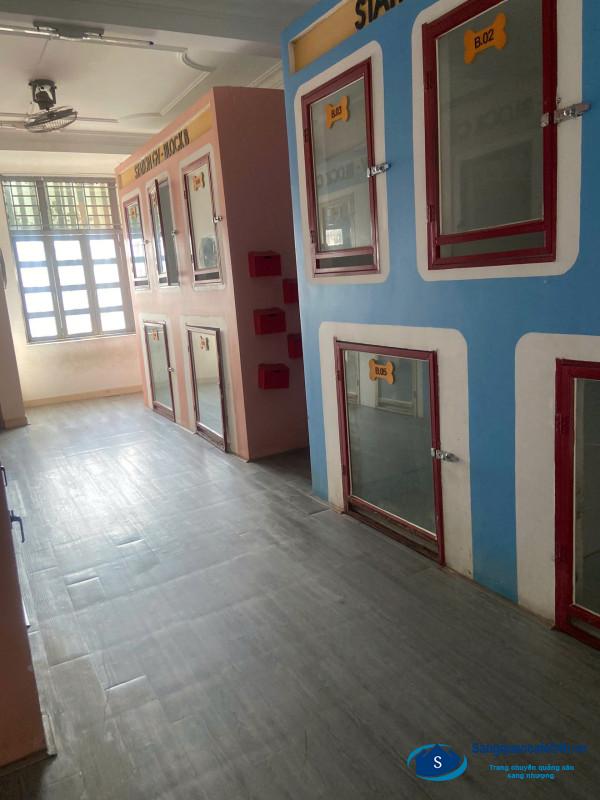 Sang cửa hàng thú nuôi