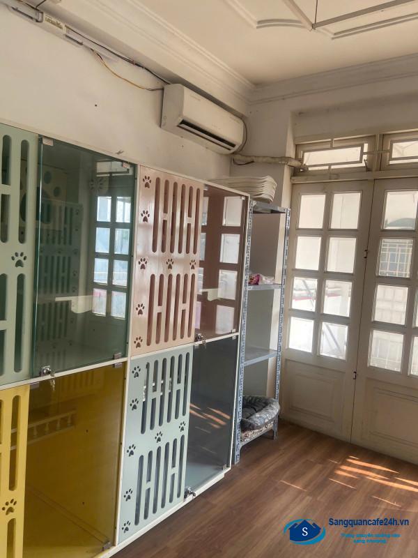 Sang cửa hàng thú nuôi