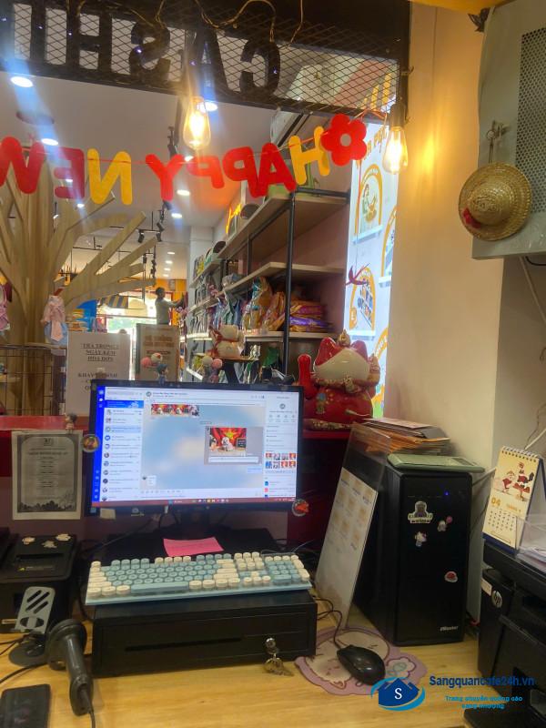 Sang cửa hàng thú nuôi